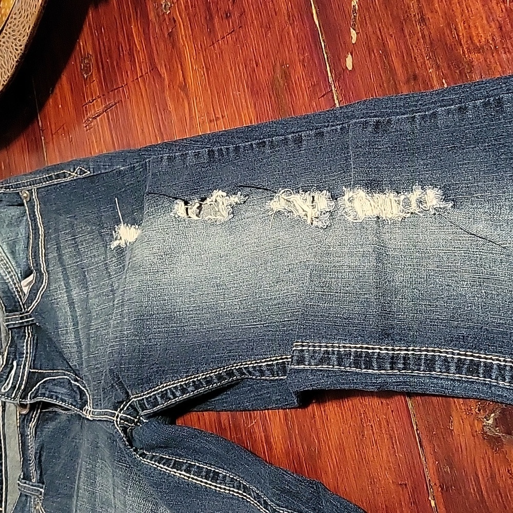 Curvey boot cut distress Jeans. 5 pockets. Zip. Like new. Button pockets in back - Picture 7 of 11